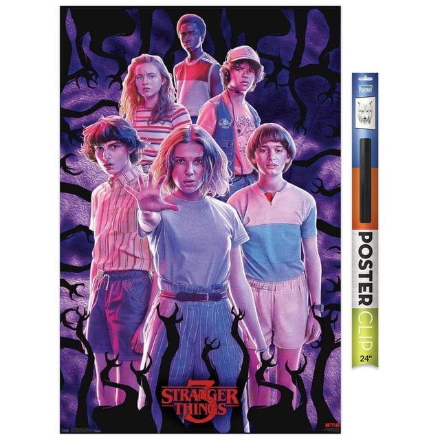 Netflix Stranger Things : Saison 3 - Affiche Murale de Groupe, 14,725 Po x 22,375 Po, Présentant six Personnages en Vêtements des Années 1980 sur un Fond Violet Foncé avec des Ombres Noires Aspect Griffes. l'Affiche Brillante Comprend le logo Stranger Things 3 Rouge et Est Idéale pour la Décoration Murale de Chambre Ou de Bureau.