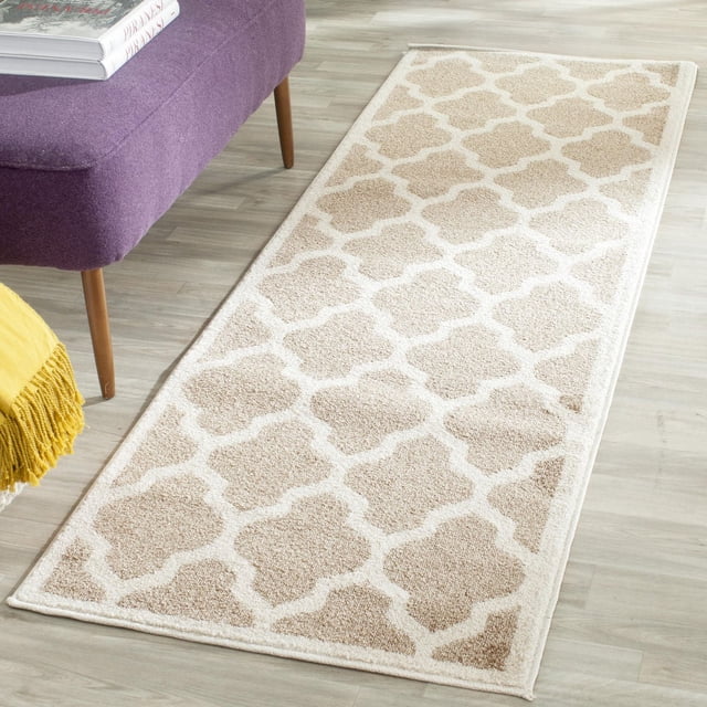 Safavieh Amherst Tapis Géométrique Rodrick pour Aire avec Motif de Trèfle beige et Crème, construction en Polypropylène Tressé Mécaniquement, et texture de Poil Découpée, Placé sur un Plancher de Bois Clair Près d'Une Chaise Violette et d'Un Jeté Jaune, Convient à une Utilisation Intérieure Ou Extérieure à Fort Achalandage.