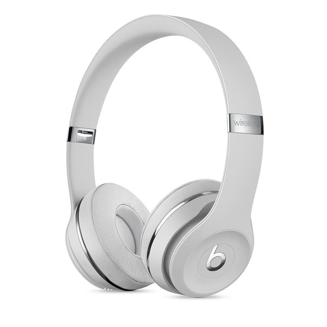 Beats Solo3 Écouteurs Sans Fil au Fini Blanc Épuré, Dotés de Coussinets d'Oreille Ajustables en Cuir pour un Confort Supra-Auriculaire. Conçus avec une Connectivité Bluetooth de Classe 1 pour une Écoute Sans Fil et jusqu'à 40 Heures d'Autonomie. Inclut une Technologie de Carburant Rapide pour 3 Heures de Lecture avec une Recharge de 5 Minutes. Conception Durable et Pliable avec Commandes Supra-Auriculaires Multifonctions pour les Appels, la Musique et l'Activation Siri.