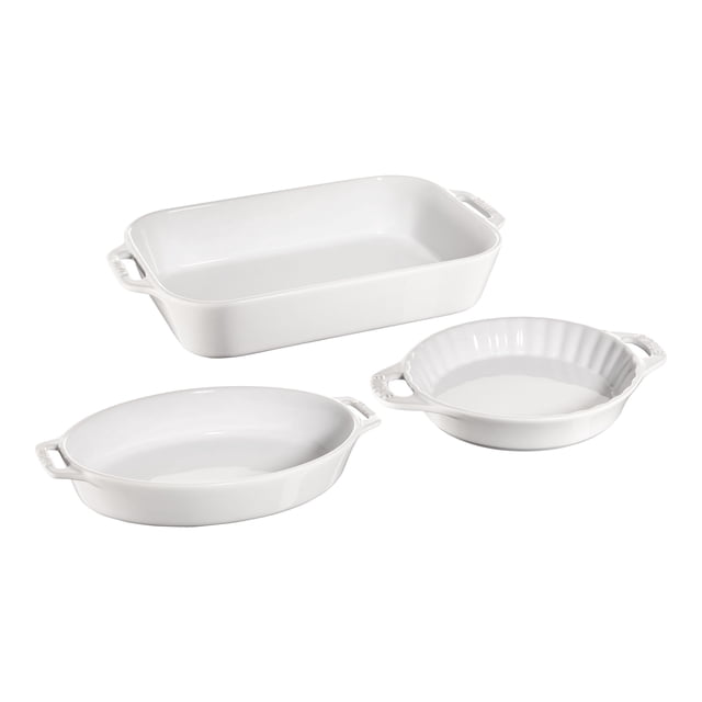 STAUB Ceramique Ensemble de Plats de Cuisson Mélangés Blanc 3 Pcs, Comprenant un Plat de Cuisson Ovale de 11 Pouces, un Plat de Cuisson Rectangulaire de 13 x 9 Pouces et un Plat à Tarte de 9 Pouces. Chaque Pièce Est Fabriquée en Grès durable avec une Finition en Porcelaine-Émail de Verre Vitreux en Blanc. l'Ensemble Est Conçu pour Cuire des Lasagnes, des casseroles, des desserts et des Tartes, et Se Transfère de Façon Fluide du Four à la table. Va au Four, au Micro-Ondes, au Congélateur et au Lave-