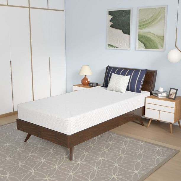 FDW Matelas en Mousse Mémoire Gel Simple de 8 Pouces, Fermeté Moyenne, Certifié CertiPUR-US, en Boîte, Infusé de Charbon de Bambou, Exposé sur un Cadre de Lit Moderne en Bois dans une Chambre Bien Éclairée. le Matelas Présente un Profil de 8 Pouces avec une Housse Blanche Lisse, Conçu pour un Confort et un Soutien Équilibrés. la Pièce Comprend un Tapis à Motifs, des tables de Chevet avec des Lampes et une Oeuvre Murale, Créant un Cadre Douillet et Contemporain.