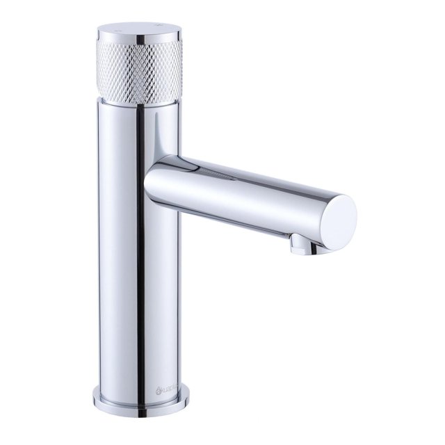 Le Robinet de Lavabo Rond à un Seul Trou akuaplus® Claudia en Laiton Massif avec Fini chrome Poli, Doté d'Un Corps Cylindrique, d'Un Bec horizontal et d'Une Poignée Supérieure Moletée. Il Comprend une Cartouche en Céramique, un Aérateur en Néoperl et des tubes d'Alimentation en Eau, Idéal pour les Robinets d'Évier de Salle de Bain et les Rénovations.