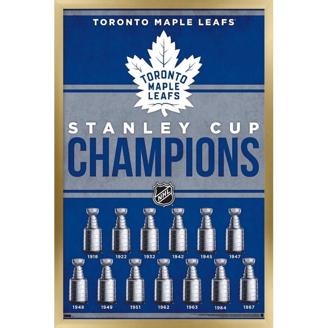 LNH Maple Leafs de Toronto - Champions 23 Affiche Murale, 22,375 Po x 34 Po Présentant une Vue avant Centrée d'Une Affiche Bleue et Grise avec le logo Maple Leafs de Toronto Blanc en Haut. Texte Audacieux « Stanley Cup Champions » au-Dessus de 13 Argent, Trophées de la Coupe Stanley Étiquetés avec des Années de Championnat de 1918 à 1967. Imprimé sur Papier Brillant avec un Cadre Doré, Idéal pour l'Art Mural et la Déco Sportive.