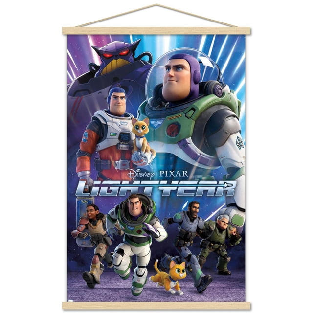 Disney Pixar Lightyear - Affiche Murale de Groupe avec Cadre Magnétique, 22,375 Pouces x 34 Pouces Montrant une Impression Brillante et Haute Résolution de Buzz Lightyear dans Sa Combinaison Spatiale Blanche et Verte Courant avec un Petit Chat orange. l'Affiche Met Également en Vedette d'Autres Personnages Adaptés à l'Espace et un Grand robot aux Yeux Rouges en Arrière-Plan. le Cadre en Bois Magnétique Est Facile à Accrocher, Parfait pour la Déco Murale de Chambre Ou de Bureau.