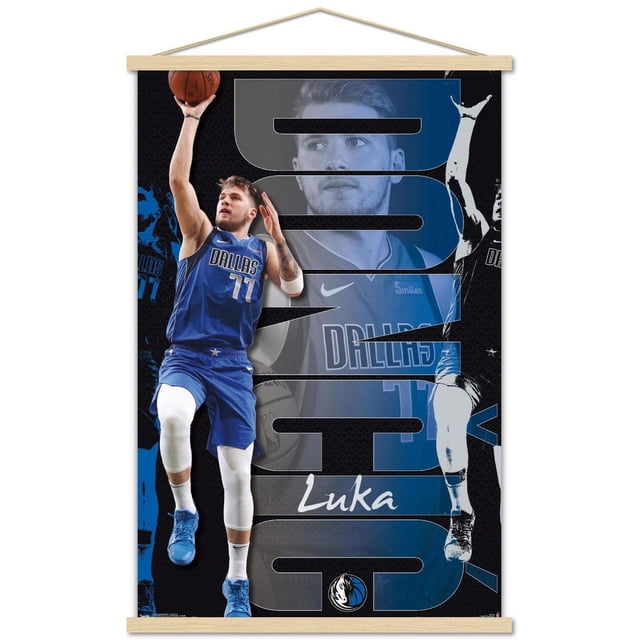 NBA Dallas Mavericks - Luka Doncic 19 Affiche Murale, 22,375 Pouces x 34 Pouces Représentant Luka Doncic dans un Numéro de Maillot Dallas Mavericks Bleu 77 Bondissant pour Tirer un Ballon de basketball, Superposée sur un Fond Noir et Bleu avec Grand Texte Stylisé de Son Nom et le logo Mavericks, Imprimée sur Papier Brillant avec Supports Adhésifs pour une Suspension Facile et Sans Dommages, Convient aux Amateurs de sports Décorant des Chambres, des Bureaux Ou des Résidences