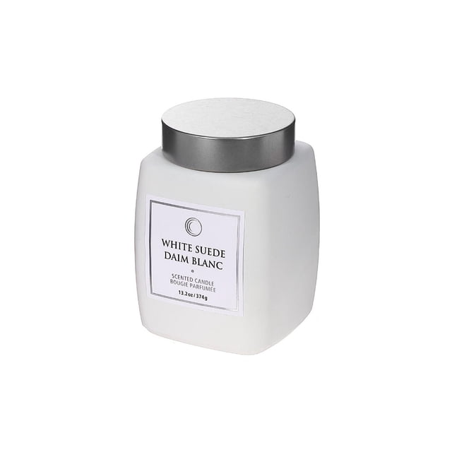 Bougie Carrée Parfumée Luxe de 13,2 Oz avec Couvercle (Suède Blanc) - Ensemble de 2 Présentant une Bougie en Pot de Cire Carrée Blanche avec un Couvercle Argenté et une Étiquette Lisant « White Suede Suede Blanc » en Texte Noir, Conçue pour la Déco de la Maison et l'Aromathérapie pour Apaiser l'Esprit, Convient Aussi comme Coffret-Cadeau Apaisant.