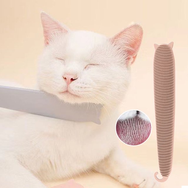 Amdohai Brosse pour Chat, un Outil de Toilettage Rose avec un design Texturé de Langue de Chat, Idéal pour Perdre Ses Poils et Imiter le Toilettage d'Une Mère Chat. la Brosse Présente un Côté Grand pour le Ventre et le Dos, et un Côté Étroit pour la Tête et le Cou. un Chat Blanc Décontracté Est Montré en Train d'Être Toiletté avec la Brosse.