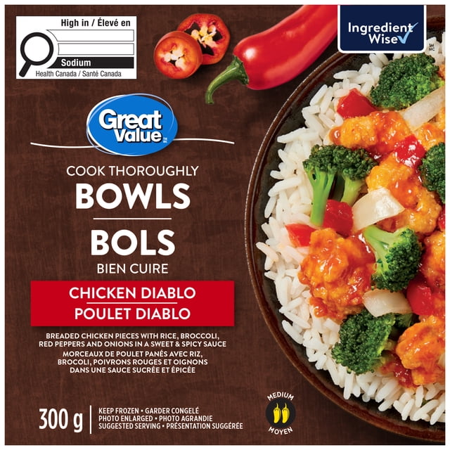 Great Value Bol de Diablo au Poulet avec Morceaux de Poulet Panés, Riz Blanc, Brocoli, Poivrons Rouges et Oignons dans une sauce Sucrée et Épicée sur une Assiette Brune, Montré avec des Piments chili Rouges et une Étiquette Santé Canada Riche en sodium sur l'Emballage.