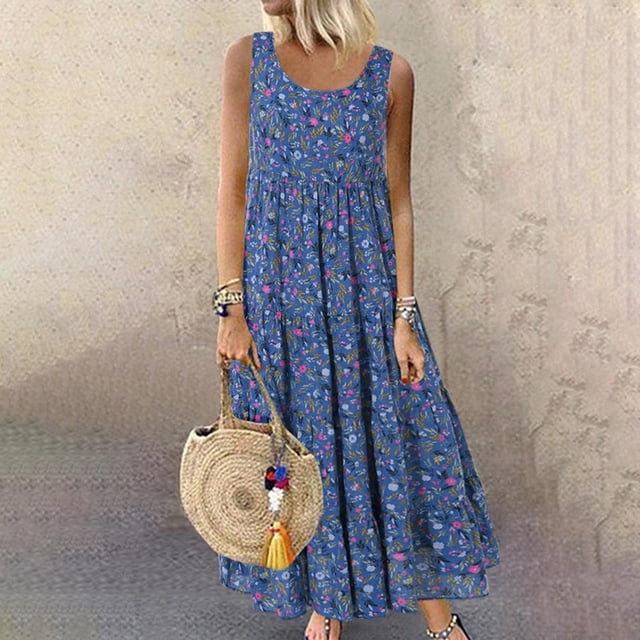 Robes de Collation des Grades pour Femmes 2023 Robe Décontractée pour Femmes Grande Taille Imprimée à Col Rond à Manches Courtes Ample Longueur Genou. l'Image Montre une Robe Sans Manches, Longueur Genou avec une base Bleue et un Imprimé floral, Portée par une Femme Tenant un Sac en Paille Tressée avec accents à Franges. la Robe Présente une Coupe Ample et Convient aux occasions Estivales Décontractées Ou Habillées.