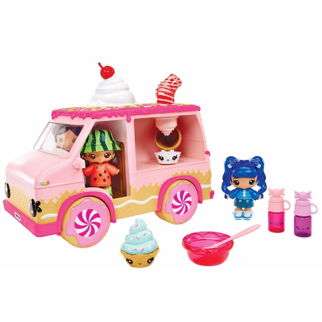 Yummiland Camion Jouet de Brillant à Lèvres Rose et beige avec Roues à Thème Bonbon et Dessus Crème Fouettée avec une Cerise et une Paille Rayée, Mettant en Vedette Deux Poupées Yummiland - une en Tenue Melon D\'eau à l'Intérieur et une avec des Cheveux Bleus à l'Extérieur - Plus Deux Bouteilles de Brillant à Lèvres, un Bol à Mélanger et une Cuillère pour Créer un Brillant à Lèvres DIY.