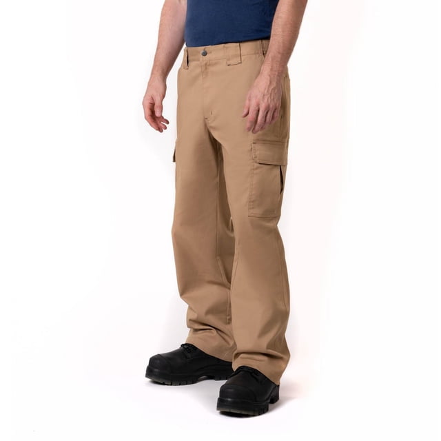 Workload Pantalon Cargo Couleur Beige avec Coupe Confortable et Tissu Extensible en Poly/coton, Doté d'Élastiques Latéraux Dissimulés, d'Une Braguette Zippée en Métal, de Multiples Poches Cargo et patch, et de Boucles de Ceinture extra Larges, à Porter avec des Bottes de Travail Noires, Idéal pour des Mouvements Flexibles et des Bas de Tenue de Travail Durables.