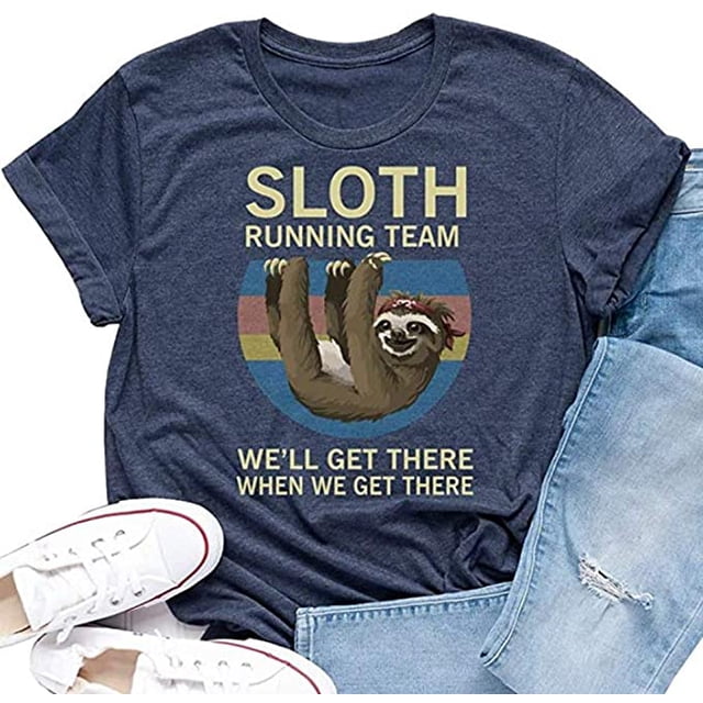 YourTops T-Shirt Graphique pour Femmes Sloth d'Équipe de Course en Bleu, Mettant en Vedette une illustration Humoristique de Sloth avec le Texte « Sloth d'Équipe de Course : on Y Arrivera Quand on Y Arrivera » à l'Avant. Conçu comme un T-Shirt Athlétique pour Femmes, Fait d'Un Mélange de Coton et de polyester, Convient à Agencer avec des Bas Décontractés comme des jeans Ou des shorts. Taille US 2TG.