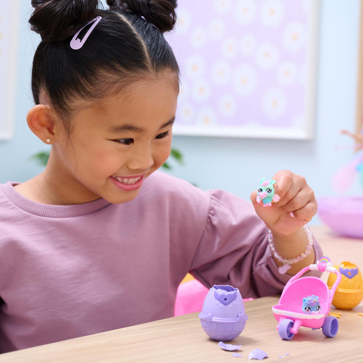 Hatchimals Alive, Hatch N' Stroll Playset avec poussette et 2 mini figurines dans des œufs qui éclosent tout seuls, jouets pour enfants pour filles et garçons, à partir de 3 ans
