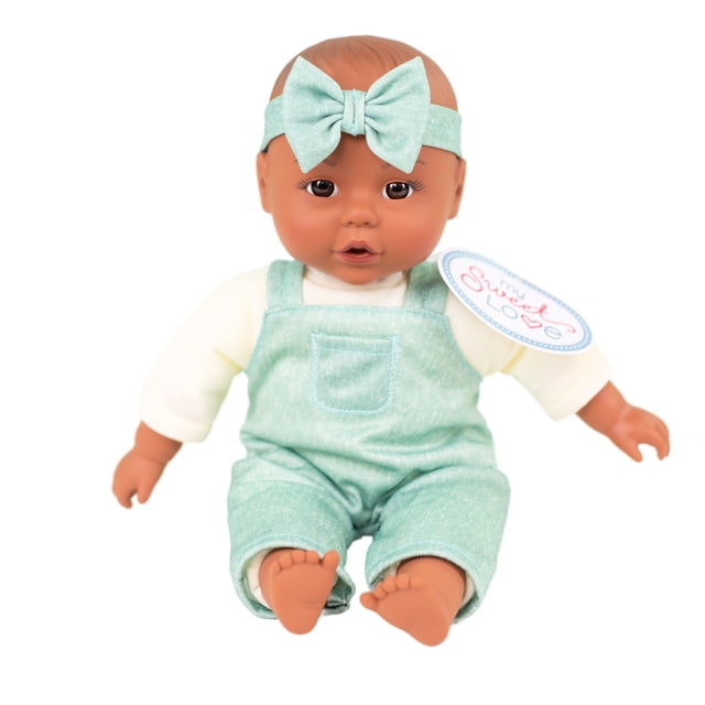 My Sweet Baby Poupée Bébé Douce de 12 Pouces Portant une Salopette Amovible Vert Sauge et un Bandeau Assorti sur un Tricot de Corps Crème à Manches Longues, avec un Corps en Tissu Doux et des Mains et des Pieds Moulés, Convient au Jeu Imaginatif de Soins, Assise sur un Fond Blanc.