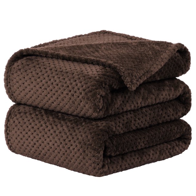 Unique Bargains Couverture de Lit en Molleton de Luxe en Maille Tissée Couleur Café, Présentant un Matériau en Flanelle Polaire Doux et Léger 330 G/m2 avec un Motif de Maïs Soufflé Rond. la Couverture Est Montrée Pliée, Mettant en Valeur Sa texture Peluche et Ses Surpiqûres Durables. Convient comme Couverture de Lit Ou Jeté, Elle Offre Chaleur et Confort pour Toutes les Saisons. Offerte en Plusieurs Tailles, Incluant Simple, Double et Grand.