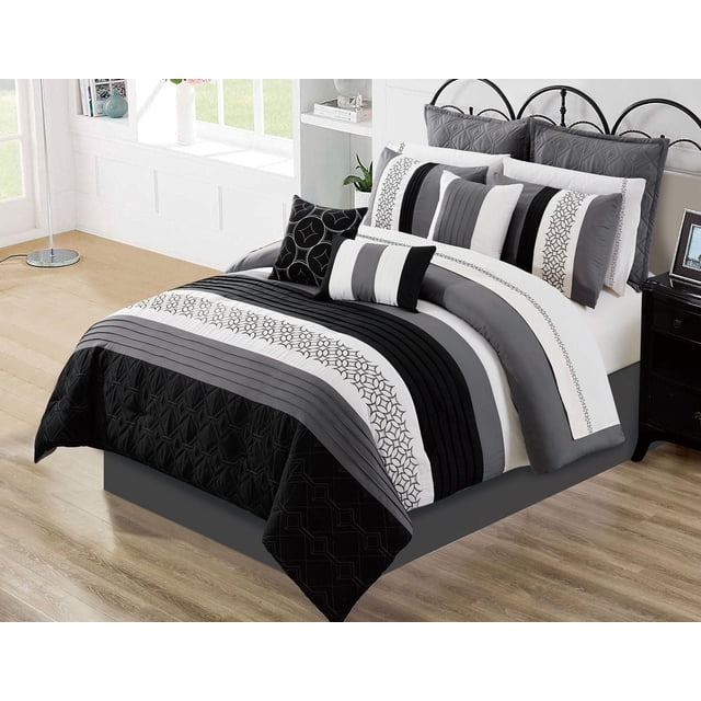 Safdie & Co. Ensemble de Douillette 7 Pcs Q Wov Maddox sur un Lit Grand avec une Tête de Lit en Métal Noir dans une Chambre Lumineuse. la Douillette a des Rayures Horizontales en Noir, Gris et Blanc avec des Motifs Géométriques et Floraux Brodés. l'Ensemble Comprend Deux Taies d'Oreiller Matelassées Grises, Deux Taies d'Oreiller Blanches avec Broderie, un Coussin Rectangulaire à Rayures Noires et Blanches, un Coussin Carré Noir avec des Motifs Circulaires, un Coussin de boudoir et une Jupe de Lit Grise. Cet Ensemble de Literie Est Idéal pour Ajouter du Confort et un style Moderne à Toute