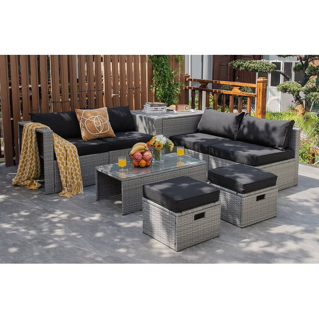Costway Ensemble de Mobilier de Patio en Rotin 8 Pcs avec Rotin PE Gris et Coussins Noirs, Conçu pour l'Extérieur. Comprend une table Basse en Verre Trempé, une Boîte de Rangement, Deux ottomans, Deux sofas Sans Accoudoirs et Deux sofas d'Angle Arrangés dans un Décor de Jardin. Comprend une Disposition d'Ensemble de conversation Modulaire, une Housse Imperméable, un Cadre en Acier Inoxydable et un design Gain de Place pour patios, Jardins Ou Zones au Bord de la Piscine.