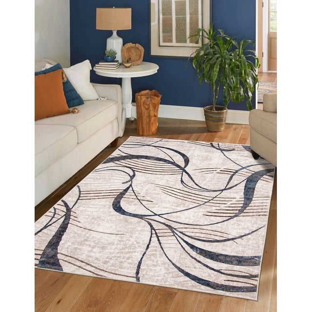 ECARPET Leah Tapis Contemporain/moderne avec Lignes Courbes Abstraites Bleu Marine et Brun sur Fond beige Pâle, Posé sur Plancher de Bois Franc dans un Salon avec Canapés Beiges, une table d'Appoint Ronde Blanche avec Lampe et Déco, et une Plante en Pot Près d'Un Mur Bleu, Idéal pour Salons, Chambres Ou Couloirs.