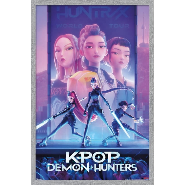 Netflix KPop Demon Hunters (2025) - Affiche Murale sur une Feuille, 14,725 Pouces x 22,375 Pouces Affiche Encadrée Représentant Trois Chasseuses de Démons Animées en poses d'Action Tenant des Épées Lumineuses et des Armes sur une Scène Futuriste avec un Paysage Urbain Néon et un Grand Panneau d'Affichage Numérique derrière Elles Affichant « Huntrx WORLD TOUR ». l'Affiche Utilise des Tons Bleus et Violets Vibrants avec un Cadre Argenté, Convient à l'Art Mural