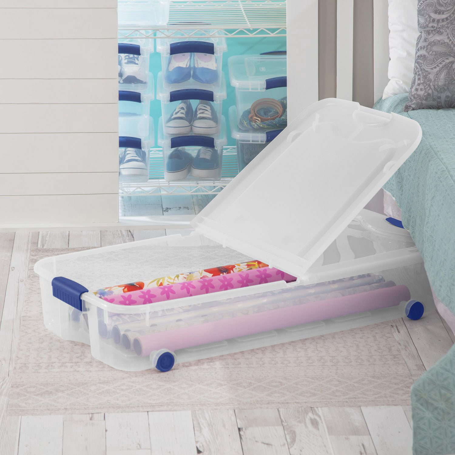Sterilite Boîte à loquets de 62 L avec roues, boîte de rangement en plastique transparent avec couvercle et loquet bleu