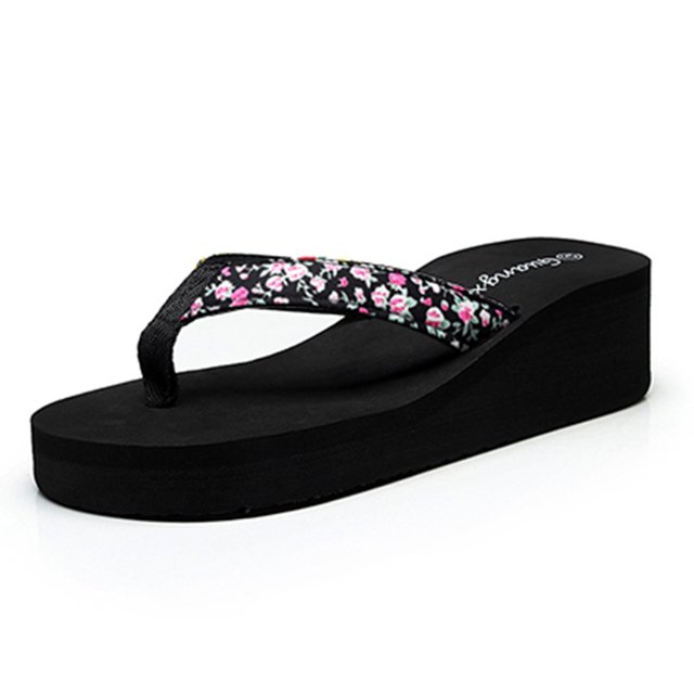 Femmes Dames Mode Été Fleurs Style Bohème Pantoufles Sandales de Plage Chaussures avec une Semelle Compensée Noire et des Brides à Motif Floral. Ces Sandales Compensées à Enfiler Présentent un Bout Rond et un Matériau EVA pour le Confort et la Durabilité, Idéales pour les Chaussures d'Été et l'Usage Extérieur Décontracté.