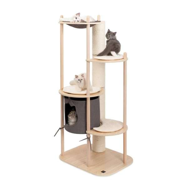 Catit Vesper Cat Cabane dans les Arbres Meuble Grand avec Poteaux en Bois Naturel et Poteau à Griffer en sisal extra Épais, avec une Cachette en Tissu, Perchoir Hamac et Coussins en Mousse Mémoire Doux, Idéal pour Grimper et Griffer avec Chat, Montré avec Quatre Chats sur Plusieurs Niveaux.