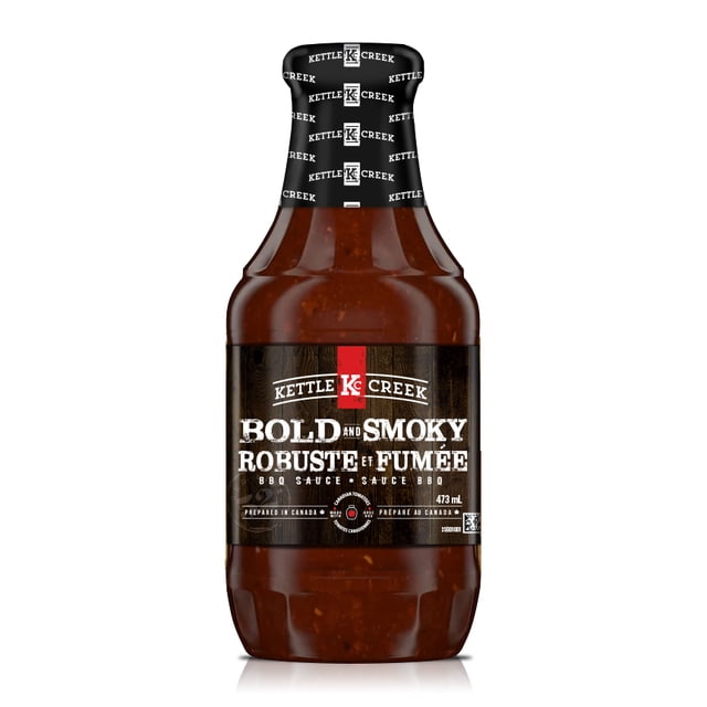 Kettle Creek Sauce BBQ Audacieuse et Fumée 473 ml dans une Bouteille en Verre Transparent avec Étiquette Noire et accents Rouges, Fabriquée au Canada avec 100 % de Tomates Canadiennes, Sans Gluten, Parfaite pour Ajouter une Saveur Fumée au Poulet, au Bœuf Ou au Porc, Convient Aussi comme condiment Polyvalent pour le Garde-Manger.