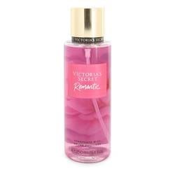 Victoria's Secret Brume Parfumée Romantique par Victoria's Secret, Bouteille de 250 ml avec un Liquide rose et un Bouchon Doré. l'Étiquette Présente le Nom de Marque et le Titre du Produit en Texte Blanc et rose. Conçue pour Femmes, Cette Brume Combine des notes de Pomme pink lady, de Mandarine, de freesia Rouge, de magnolia, de rose rose et de Chèvrefeuille pour un Parfum Doux et floral.