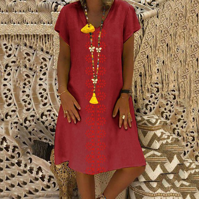 Pisexur Robe à Manches Courtes à Col en V Longueur Genou pour Femmes de style Estival avec un Motif Imprimé. la Robe Présente un Tissu Rouge avec des Motifs Floraux orange Courant Verticalement vers le Bas au Centre. Elle a une Coupe Décontractée avec des Manches Courtes et un Ourlet Longueur Genou, Convient à Diverses occasions comme le Port Quotidien, les Voyages Ou les Fêtes. le Modèle Est Accessoirisé avec un Collier à Pampilles Jaune et des bracelets, sur un Fond de style Bohème avec une Déco Tissée et à Motifs Complexes.
