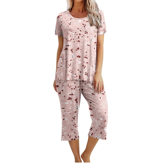 Ensemble de Pyjama pour Femmes avec short, Haut à Col Rond à Manches Courtes et Pantalon Imprimé Assorti avec Poches. Cet Ensemble de Détente Rose Est Idéal pour les Vêtements de Nuit d'Été, Fabriqué en Coton Respirant pour le Confort et les Tenues Décontractées.