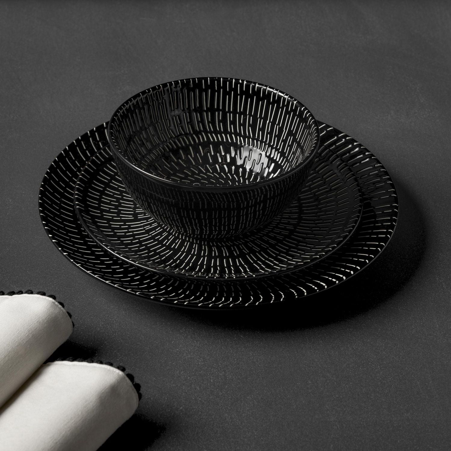 Assiette à salade ronde en grès Thyme & Table, collection Maddox