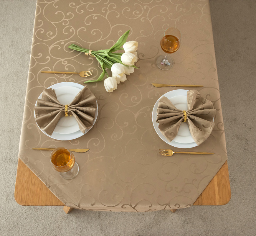 Ensemble de 4 serviettes de table carrées 45,7 x 45,7 cm (18 x 18 pouces), imperméables, épaisses et unies, à motif damassé et volutes, couleur taupe. Résistantes aux liquides et aux taches.