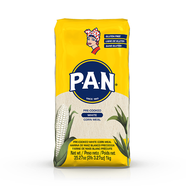 PAN Farine de Maïs Blanc Sac de 1 kg avec Emballage Jaune et Blanc Présentant des illustrations de Maïs Blanc, Étiquetée Sans Gluten et Précuite, Idéale pour la Cuisine des Caraïbes et Latine comme les arepas et les empanadas.
