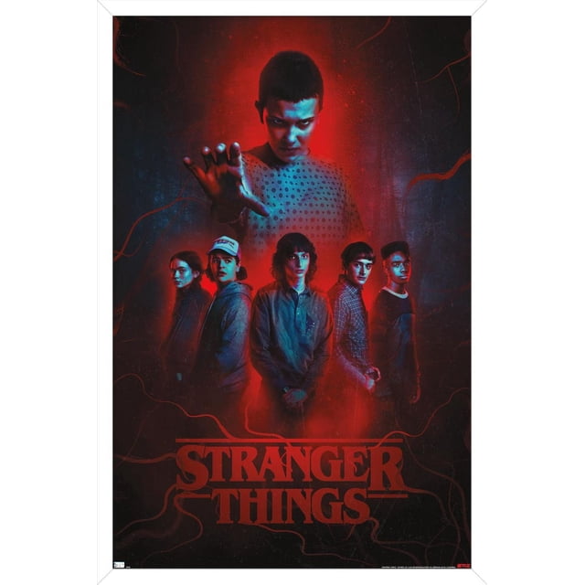 Netflix Stranger Things : Saison 4 - Affiche Murale de Groupe Présentant six Personnages dans un Fond Sombre et Rouge avec le Titre de la Série en Lettres Rouges Audacieuses au Bas, Imprimée sur Papier d'Affiche Lustré 22,375 par 34 Pouces, Idéale pour la Déco de Chambre Ou de Dortoir.