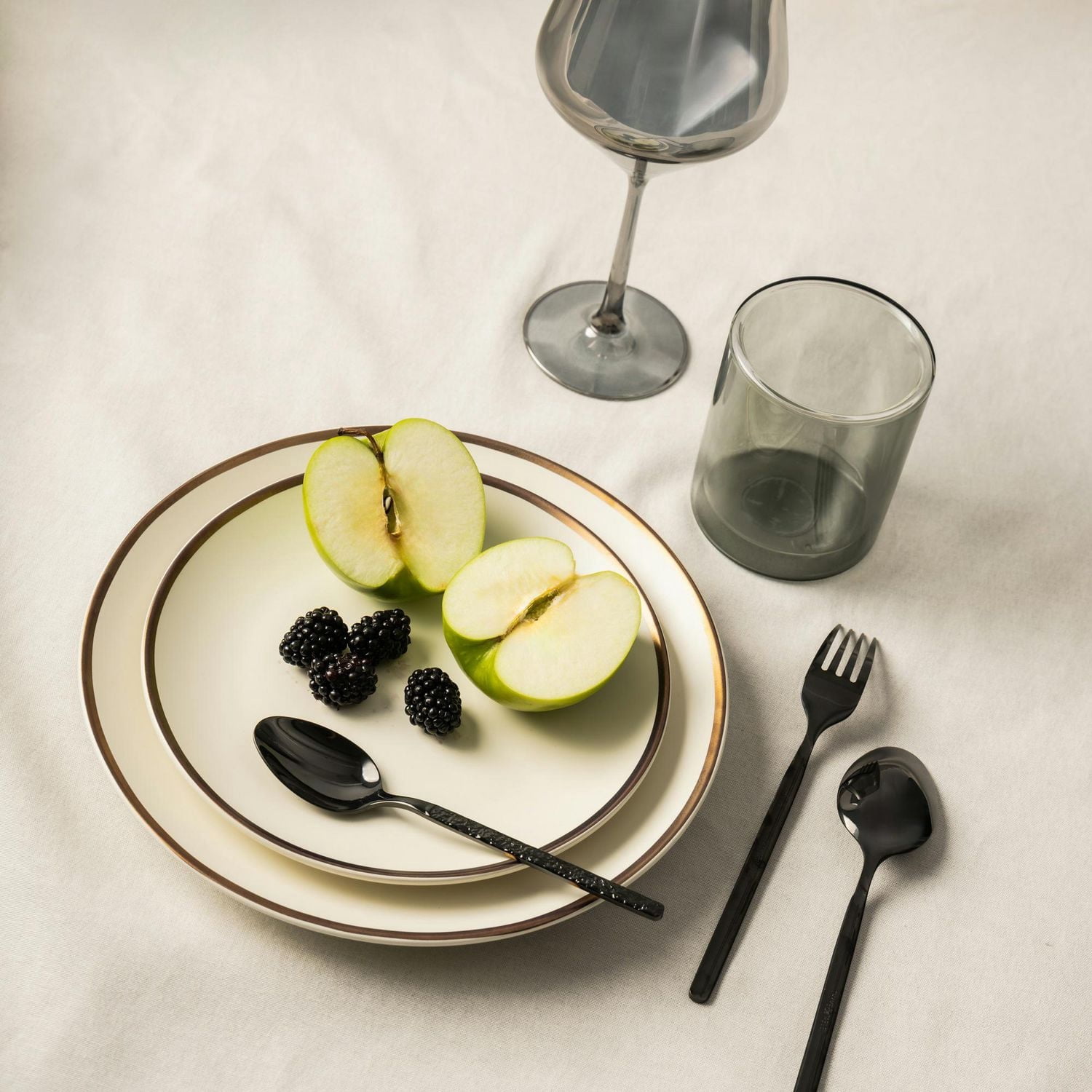 Service de table en grès 12 pièces de la collection Everest de Thyme & Table, blanc
