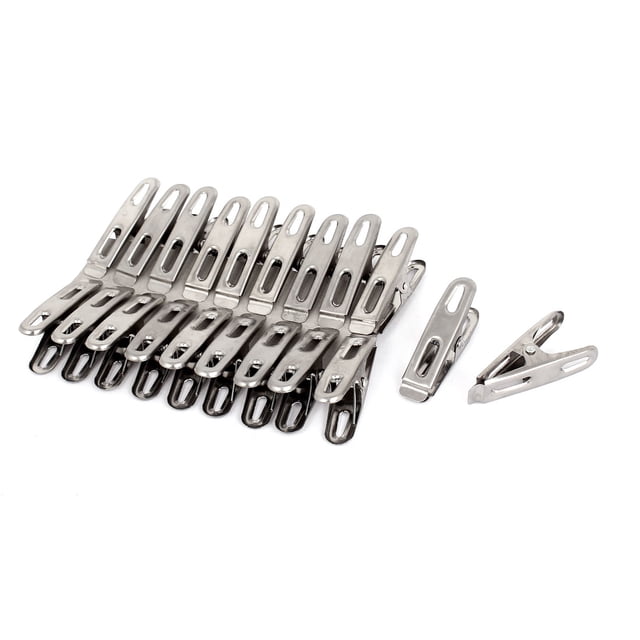 Unique Bargains 20 Pcs Pinces à Linge Suspendues en Acier Inoxydable à Ressort. un Ensemble de 20 Pinces à Linge en Acier Inoxydable Ton Argent avec une Conception à Ressort, Arrangées en Rangée Ordonnée avec une Pince Montrée Séparément. Chaque Pince Mesure 2 Pouces de Longueur et Présente une construction durable et Légère Adaptée à la Sécurisation des Vêtements, de la Literie et d'Autres Articles. Idéal pour la Lessive, l'Organisation Domestique et l'Usage Polyvalent.