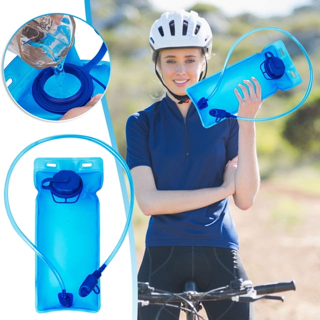 Mefallenssiah Sac d'Hydratation de 2 Litres avec Manchon Isolant, Montré dans une Couleur Bleue Vibrante. le Sac Présente une Grande Ouverture pour un Remplissage et un Nettoyage Faciles, une Conception Étanche avec Doubles Lignes d'Étanchéité, et un tube de Boisson avec une valve d'Arrêt Automatique. le Sac d'Hydratation Est Sans BPA, Sans Odeur et Fait de Matériau EVA de Qualité Alimentaire. Il Est Exposé dans un Cadre Extérieur, Idéal pour la Randonnée, le camping et Autres Activités de Plein Air.