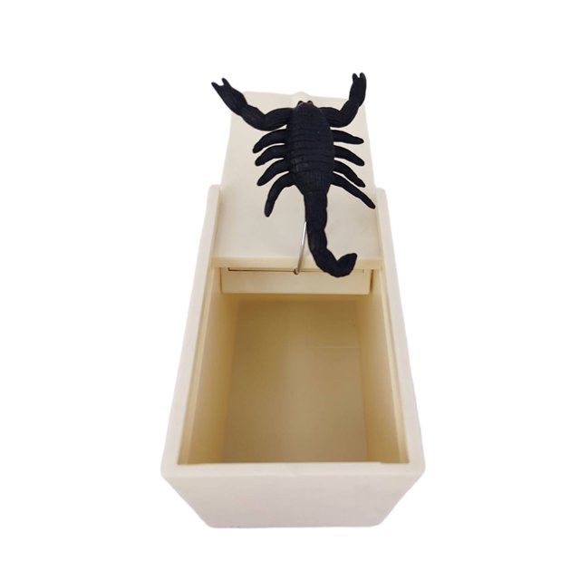2Pcs Baby Tricky Toys Prank Joking Toy Horrible Box Tricky Props Fake Animal Light Yellow (Scorpion)