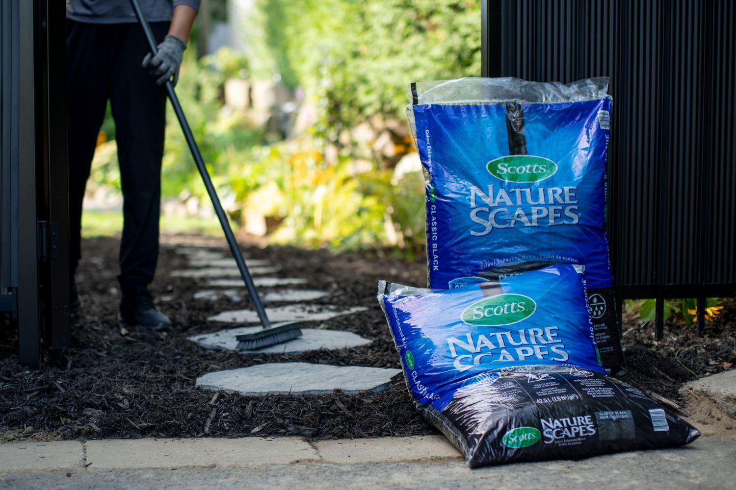Scotts Nature Scapes Color Enhanced 1.5-cu ft Classic Black Blend Mulch in  the Bagged Mulch department at