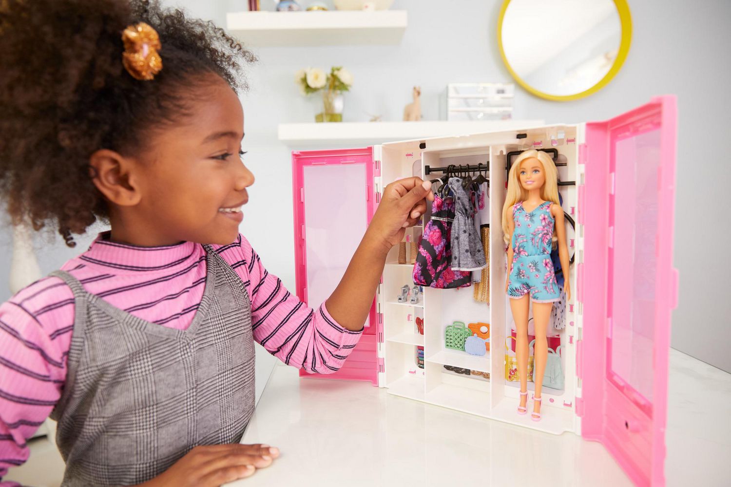 Barbie Fashionistas Poupée et accessoires Armoire Mode - Walmart.ca