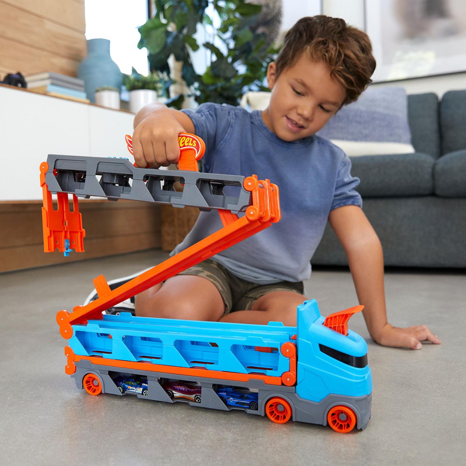 Hot Wheels Speedway Hauler Storage Carrier with 3 1:64 Scale Cars &  Convertible 6-Foot Drag Race Track for Kids 4 to 8 years Old, Stores 20+  Cars &