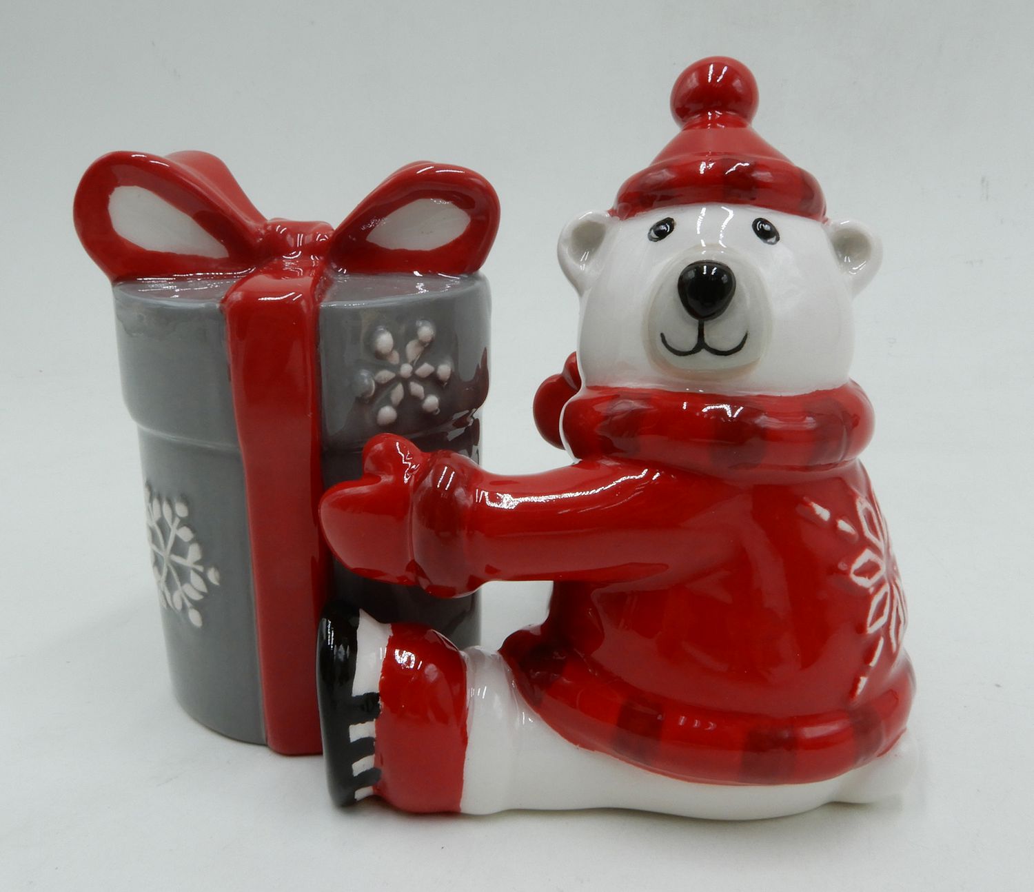 Holiday time Polar Bear And Gift Design Salt & Pepper