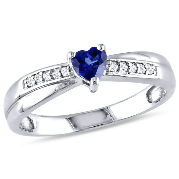 Bague de fiançailles Tangelo avec 0.25 carat de saphir bleu synthétique de coupe cœur et diamant en argent sterling