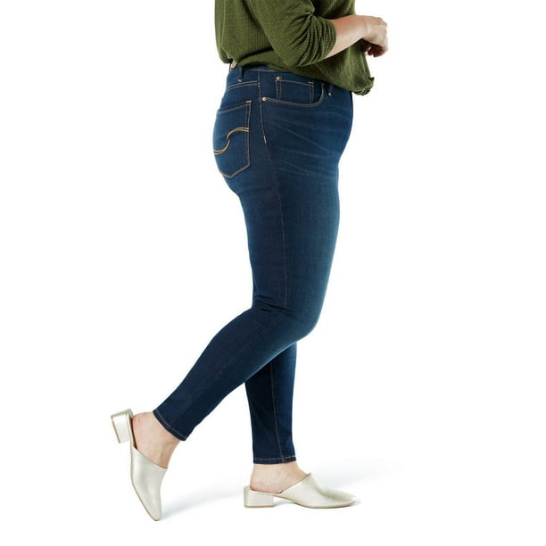 Signature by Levi Strauss & Co.™ Women’s Shaping Straight Jeans