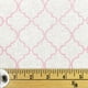 Tissu pré-coupé Fat Quarter de Fabric Creations à motif de trèfle rose clair – image 1 sur 1