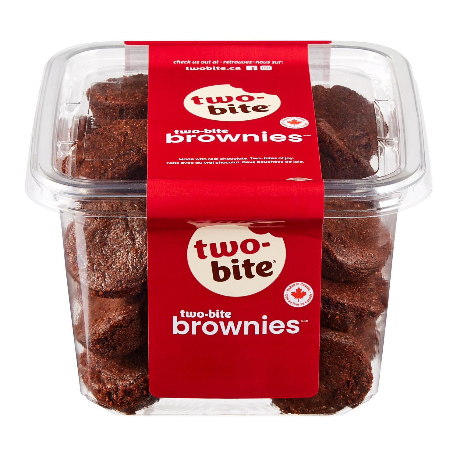 Brownies two-bite® 12 Brownies par Paquet, Vue Centrée de Haut en Bas d'Un Bac Profond de 6” Montrant de Petits Brownies au Chocolat Moelleux avec texture de Miettes Humide visible, Étiquetés TWO-BITE et Casher; Produit dans un Environnement Sans Arachides Ni Noix, Idéal pour les Collations Ou les Fêtes d'Anniversaire et Souvent Utilisé comme Friandise pour Boîte à Lunch.