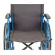 Fauteuil roulant strié de bleu de Drive Medical avec accoudoirs basculant vers l'arrière et repose-pieds rabattables de 45,72 cm (18 po) – image 5 sur 6