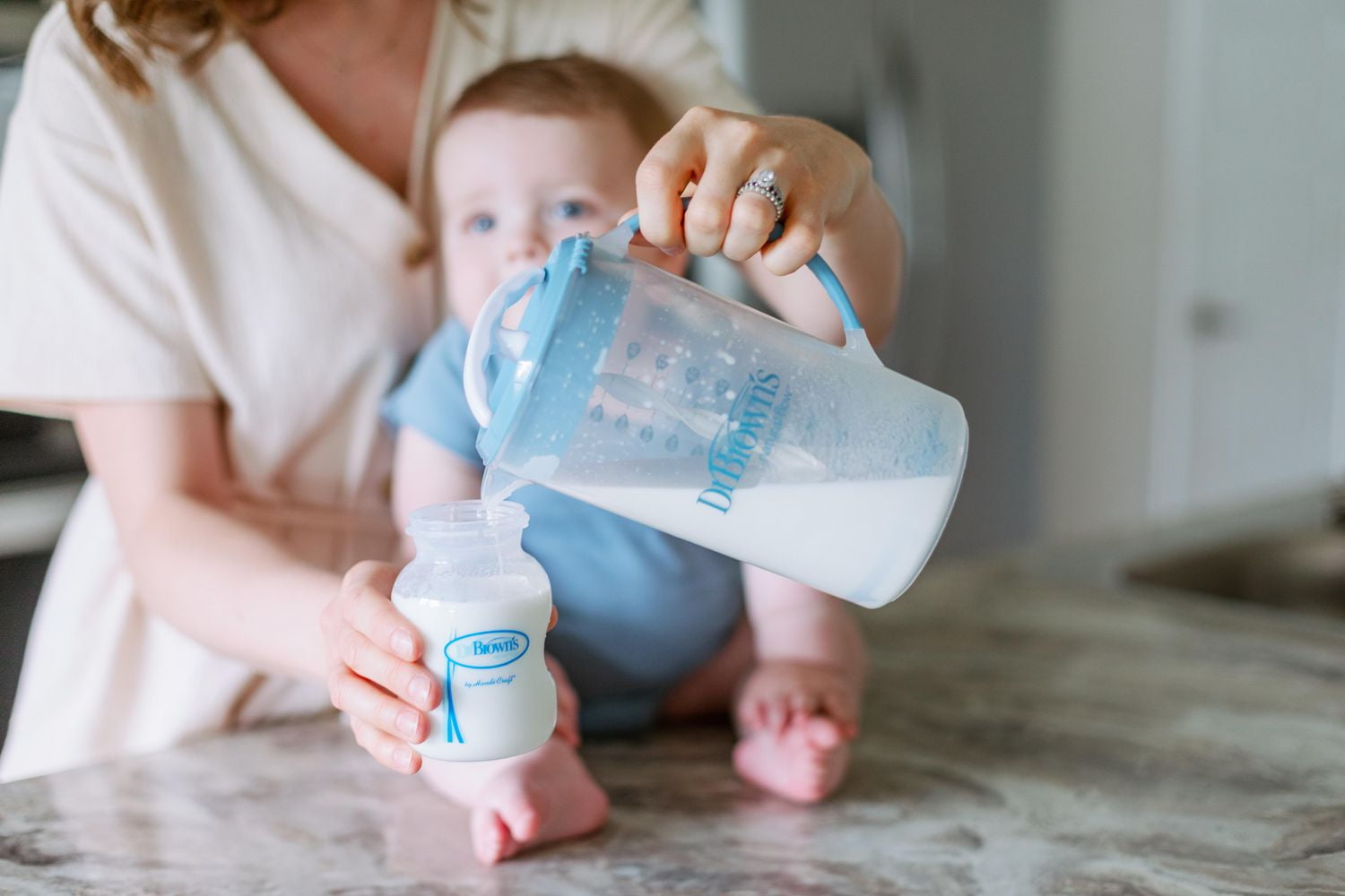 Baby formula mixing store pitcher