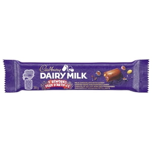 CADBURY DAIRY MILK Fireworks, CADBURY DAIRY MILK Milk Bar au chocolat avec des pièces enrobées de bonbons et des bonbons en popping