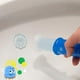 Scrubbing Bubbles Gel nettoyant pour cuvette, parfum Matin de montagne, Distributeur et 6 tampons de gel 38 g – image 2 sur 8